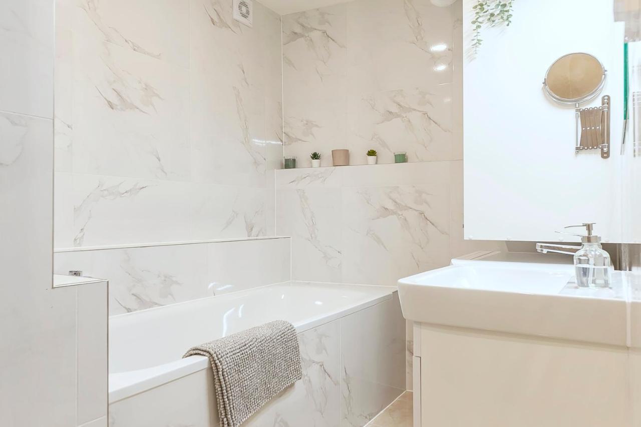 Popular Location / Street View / 4 Ppl / Netflix Appartement Praag Buitenkant foto