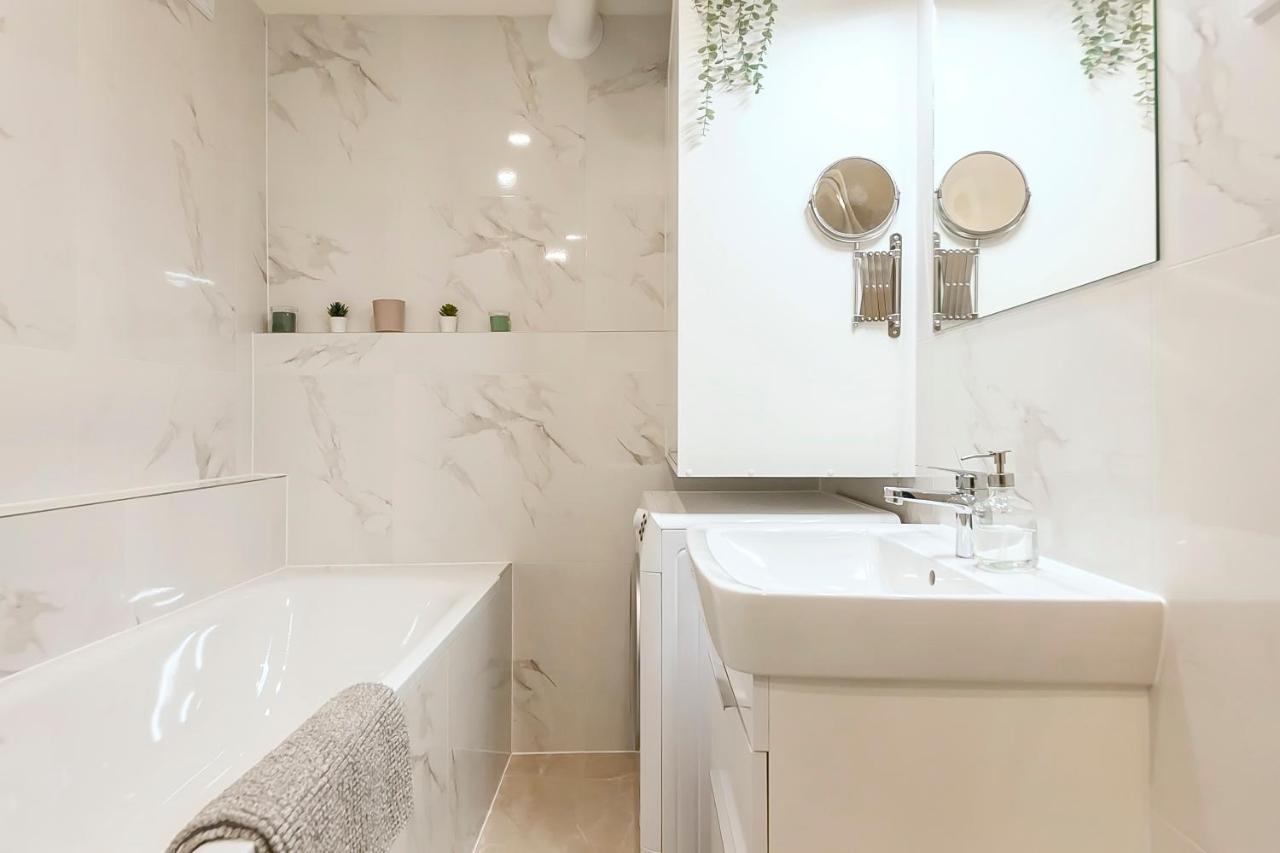 Popular Location / Street View / 4 Ppl / Netflix Appartement Praag Buitenkant foto
