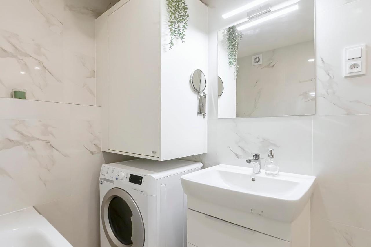 Popular Location / Street View / 4 Ppl / Netflix Appartement Praag Buitenkant foto